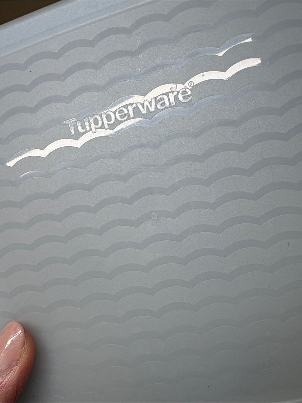 Tupperware Wave-Pattern FridgeSmart Vented Container with Lid - Picture 2 of 12
